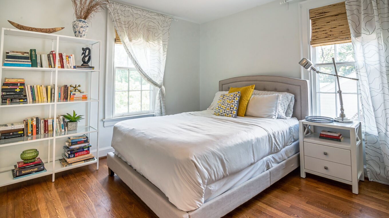How to organize a small bedroom